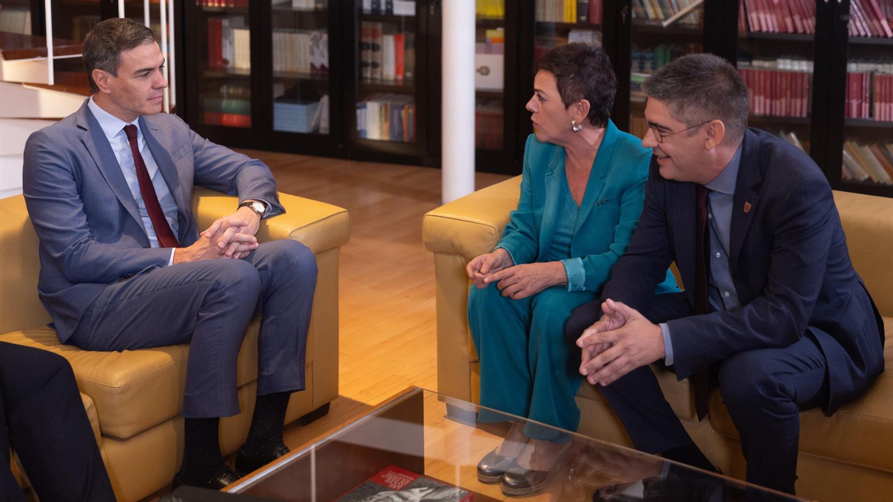 El presidente Pedro Sánchez con los portavoces de EH Bildu en el Congreso de los Diputados, Mertxe Aizpurua, y en el Senado, Gorka Elejabarrieta - Eduardo Parra - Europa Press