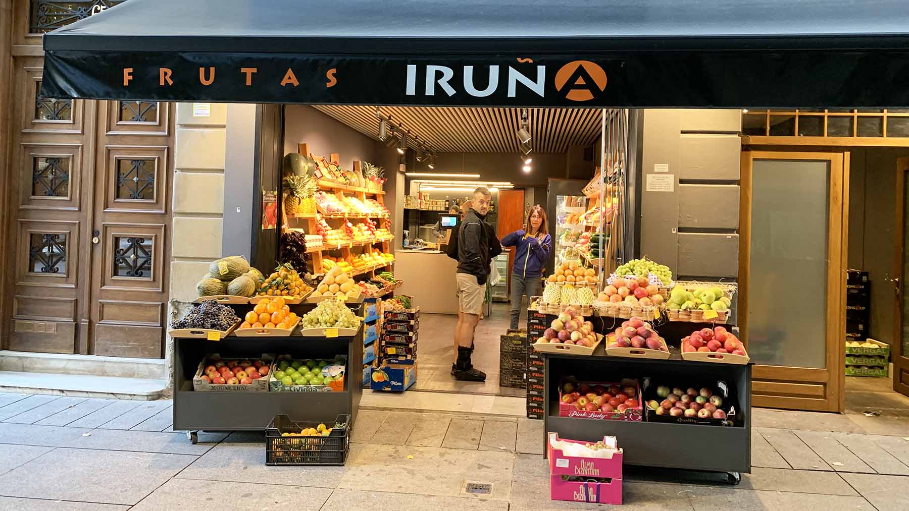 Fachada de la frutería Iruña en la avenida de Carlos III 67 en Pamplona. Navarra.com