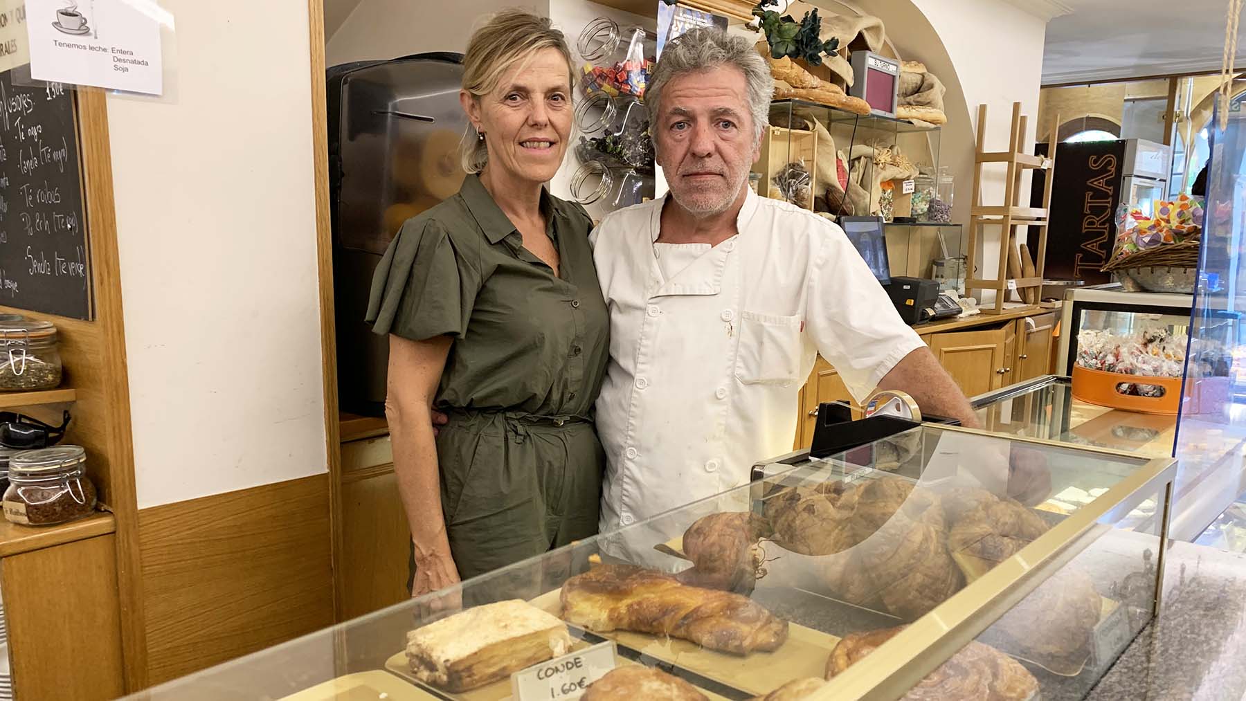Belén Portillo y Víctor Napal en la pastelería Ángela de Estella. Navarra.com