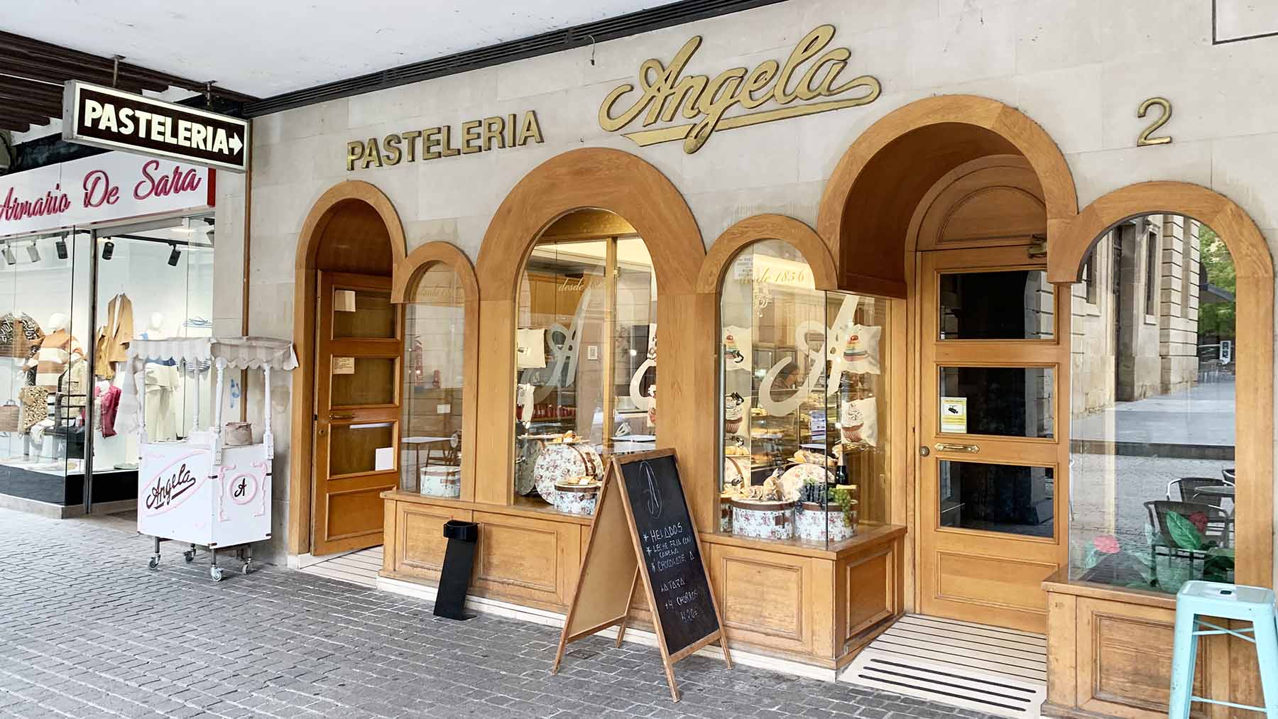 Fachada de la pastelería Ángela en la Plaza de los Fueros de Estella. Navarra.com