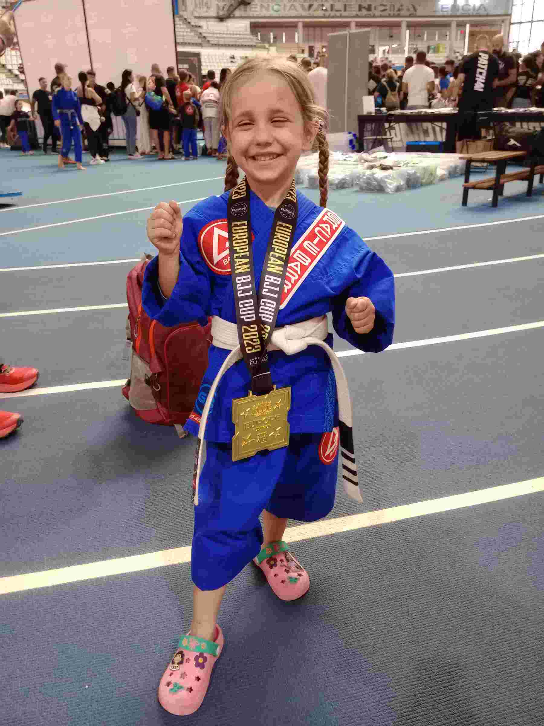 Irene Díaz, de cuatro años, feliz con su medalla de campeona de Europa. CEDIDA