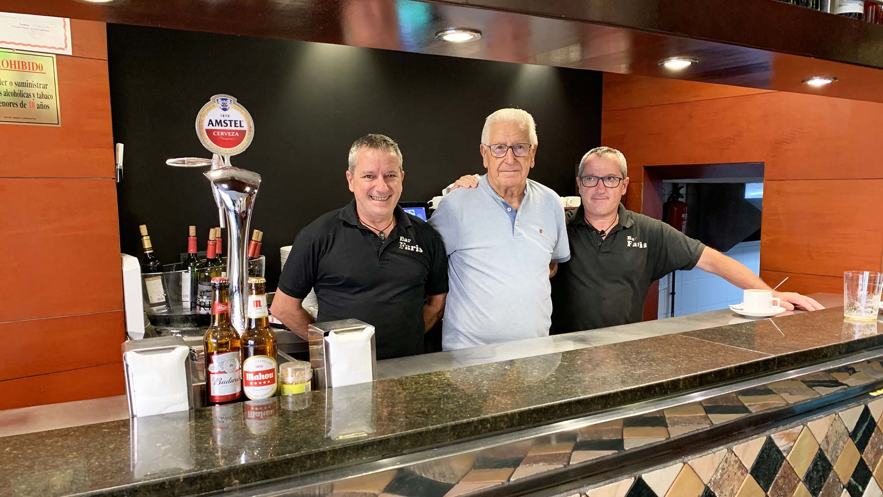 Cándido Andueza con sus hijos Toni y Chaly en el Bar Faris de Pamplona. Navarra.com