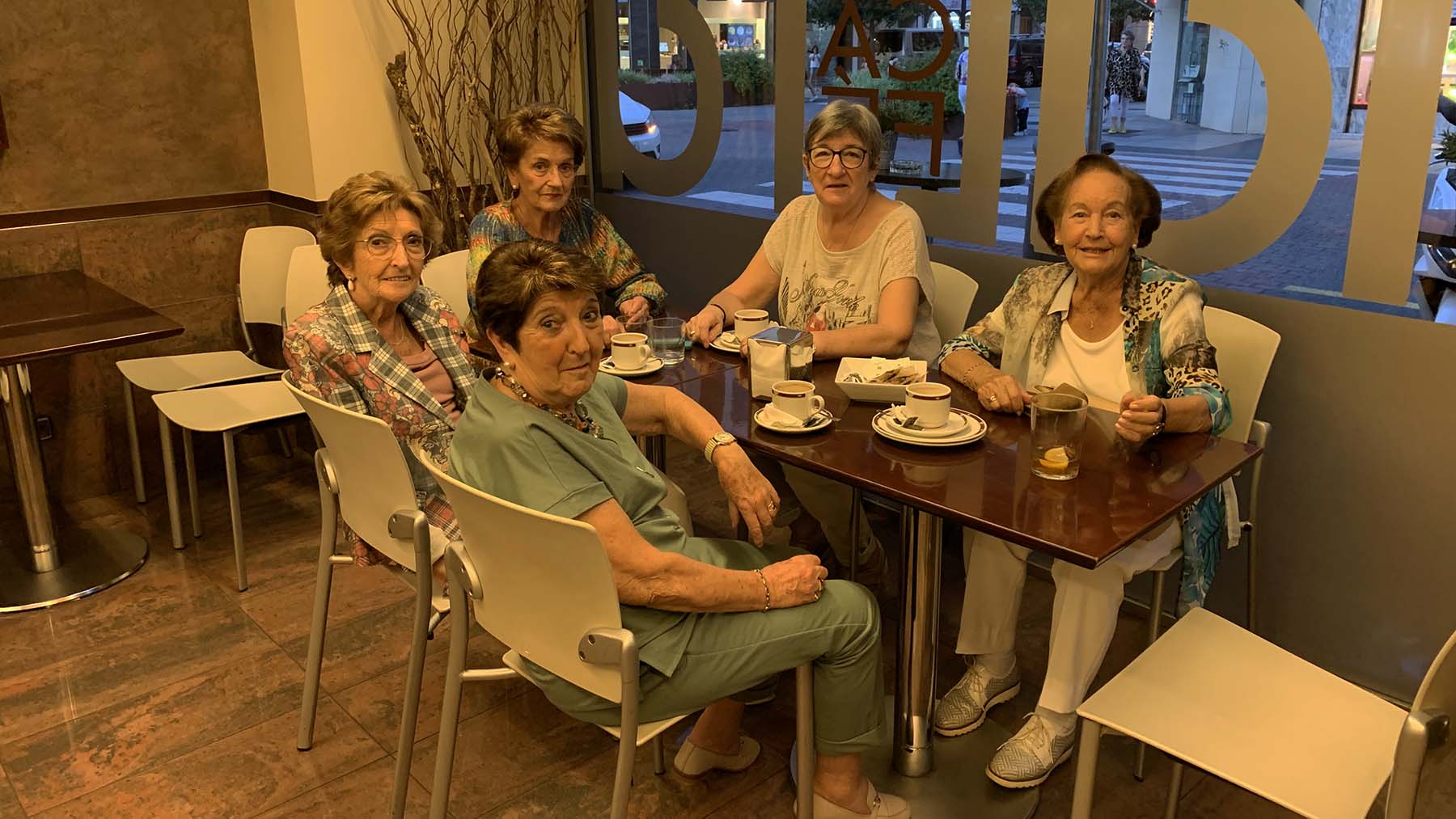 Un grupo de mujeres en el interior de la cafetería Malta en Pamplona. Navarra.com