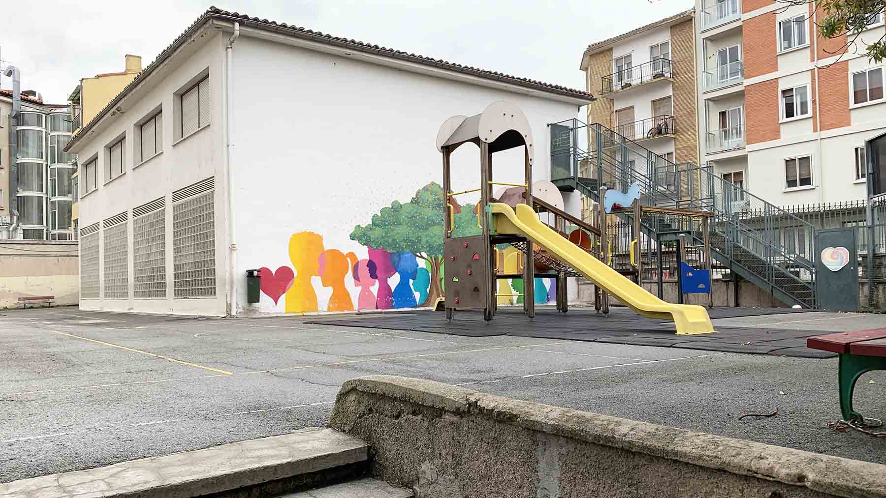 Patio del colegio público 'Víctor Pradera' en el barrio de la Milagrosa de Pamplona. Navarra.com