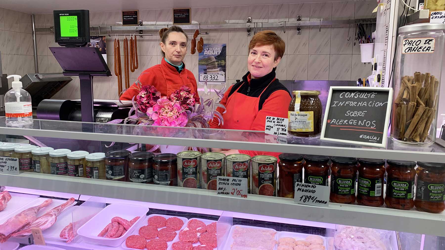 Las hermanas Estela y Sandra Sánchez en su carnicería de pamplona. Navarra.com