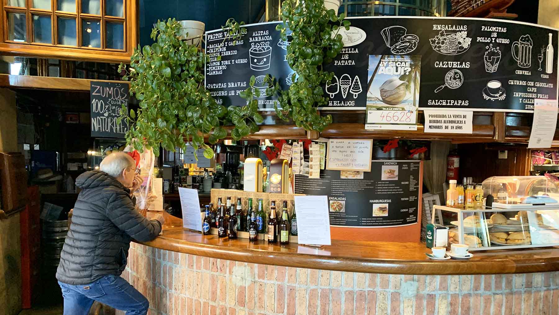 Interior del bar El Pacotillero en la calle Río Alzania 19 de Pamplona. Navarra.com