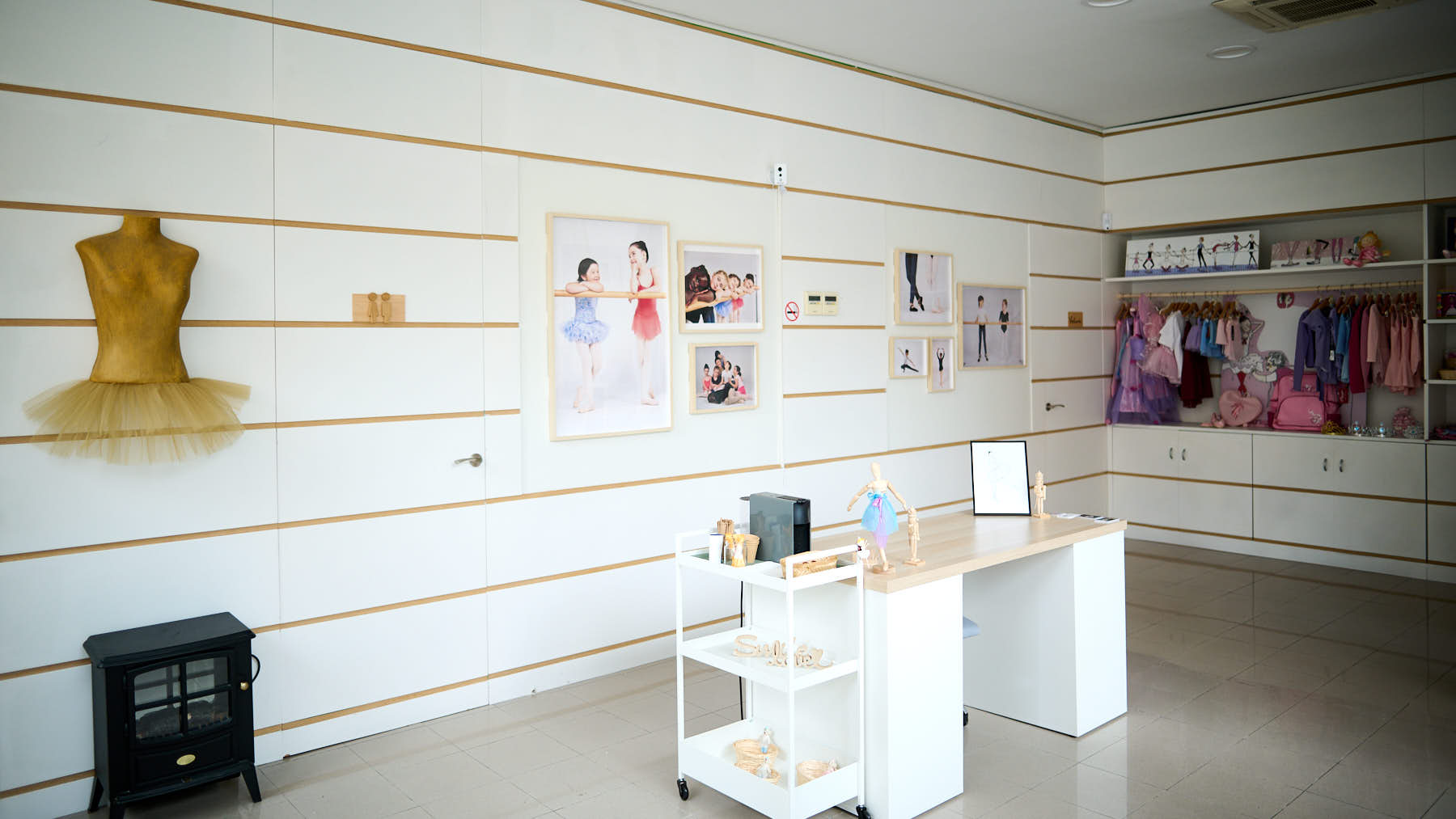 Laura Armendáriz bailarina profesional en su estudio de danza, Art'elier, en la calle Rio Ega 23 de Azpilagaña. PABLO LASAOSA