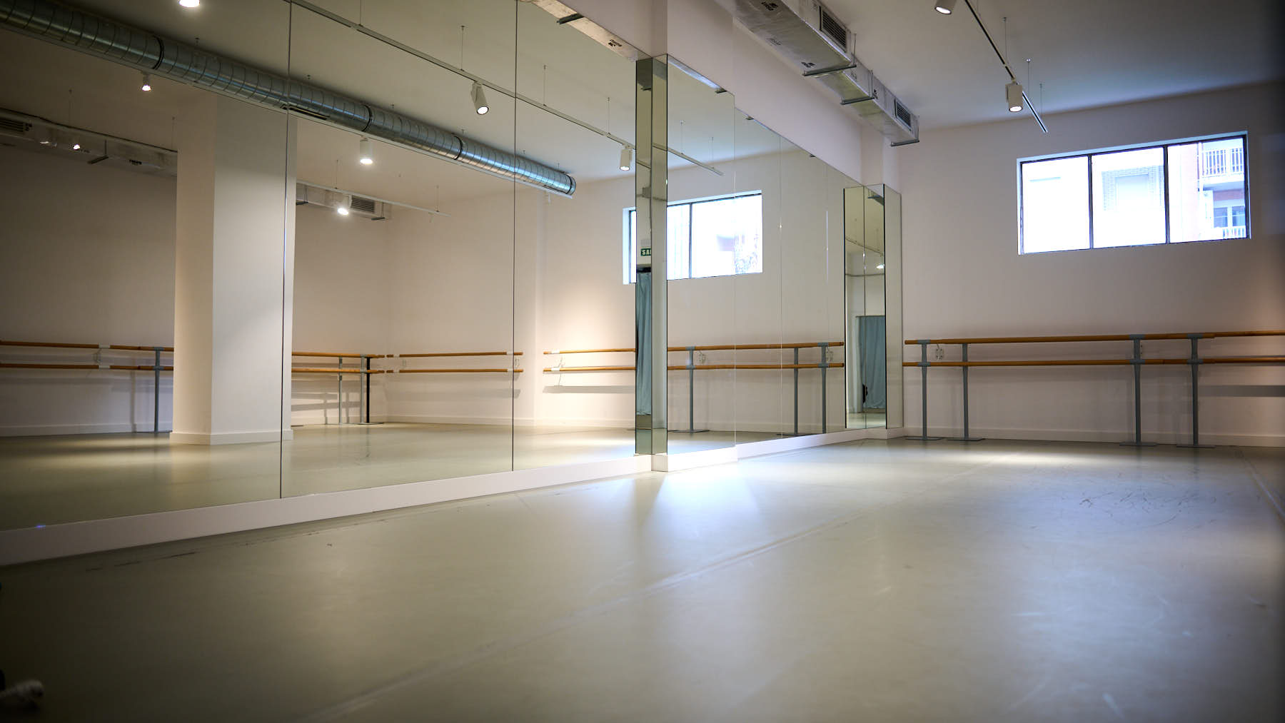 Laura Armendáriz bailarina profesional en su estudio de danza, Art'elier, en la calle Rio Ega 23 de Azpilagaña. PABLO LASAOSA