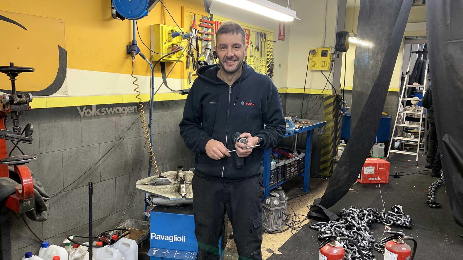 Fermín Cano en su taller Autorrama en el barrio de Iturrama en Pamplona. Navarra.com