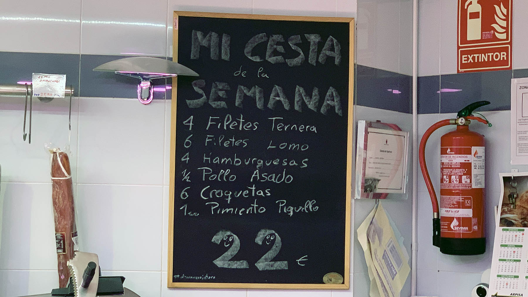 La cesta de la semana en la carnicería Diez en la calle Irunlarrea de Pamplona. Navarra.com