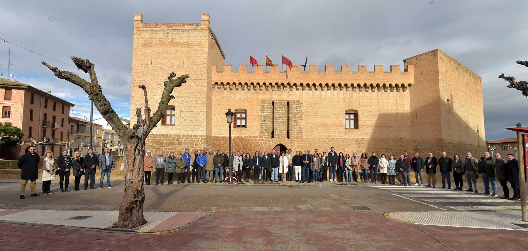 Javier Esparza junto a cargos municipales de UPN en el Castillo de Marcilla, donde se ha celebradio el Foro Municipal del partido. - UPN