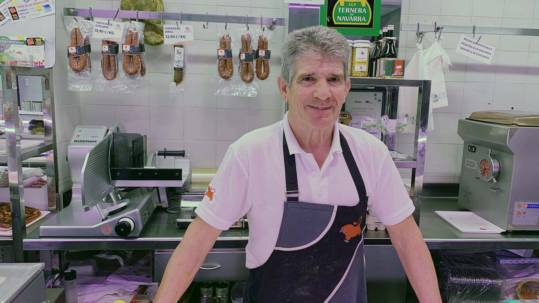 Manolo Mazo en el interior de su carnicería en Pamplona. Navarra.com