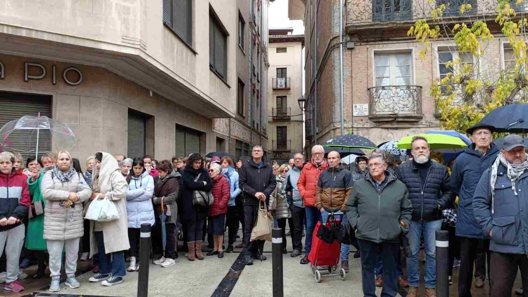 Unos 300 vecinos de Estella se han concentrado en apoyo a la familia del niño fallecido. EUROPAPRESS