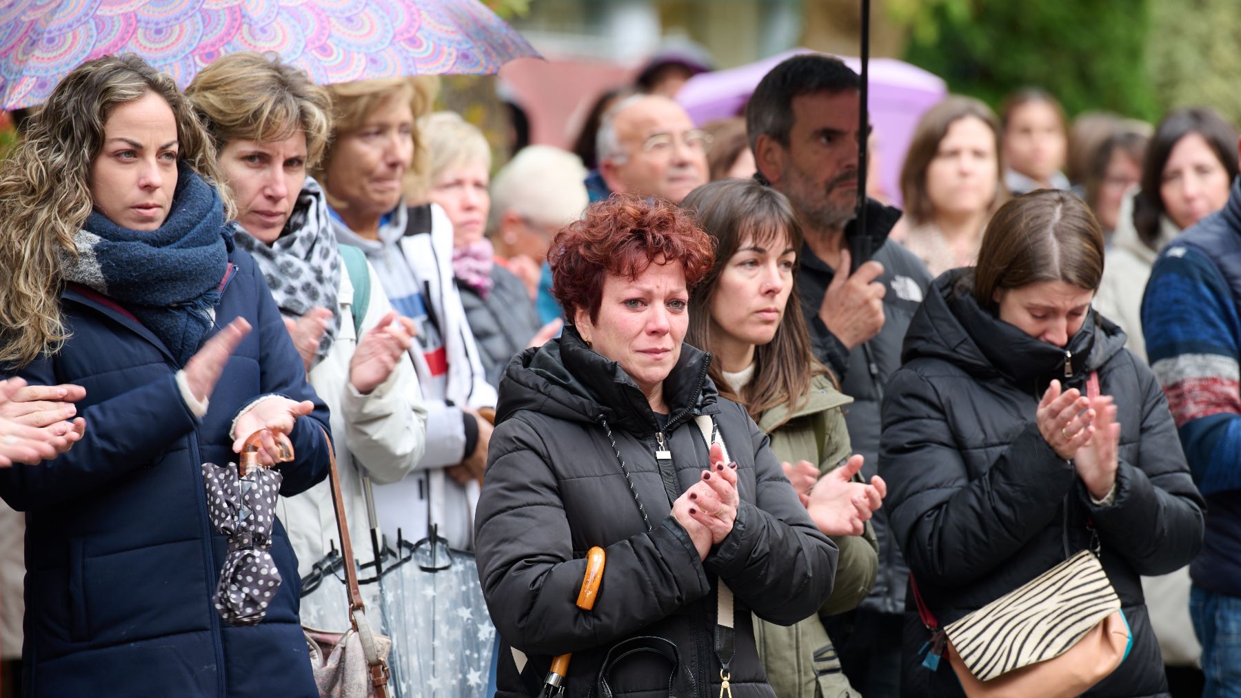 Vecinos de Estella-Lizarra han mostrado este martes en una concentración su dolor por las muertes de un padre y su hijo, cuyos cuerpos han sido encontrados en la sierra de Urbasa, y su solidaridad con la familia. EFE/Iñaki Porto