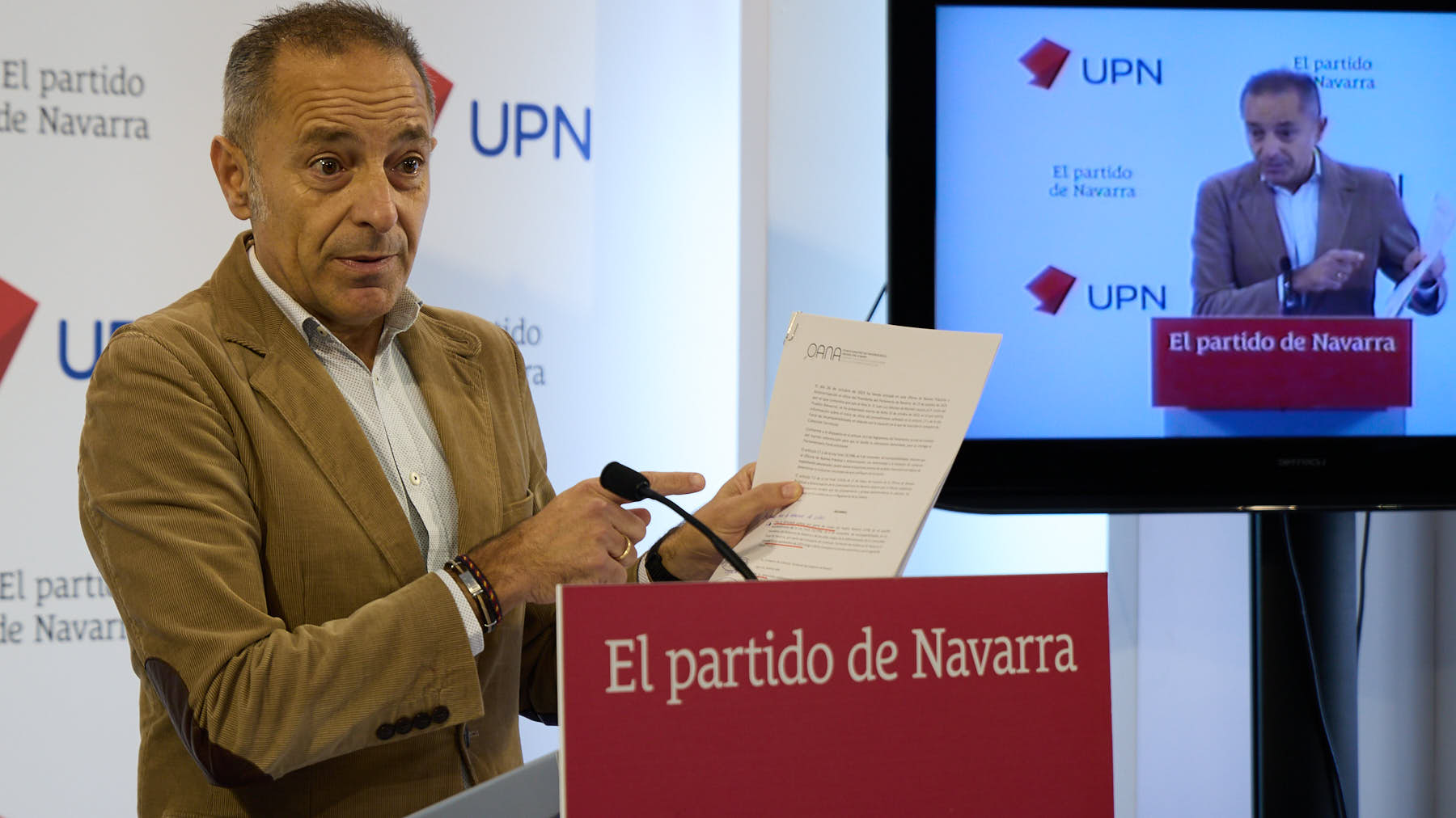 El parlamentario de UPN Juan Luis Sánchez de Muniáin ofrece una rueda de prensa sobre la situación del consejero de Cohesión Territorial, Óscar Chivite, respecto a la ley foral de incompatibilidades. IÑIGO ALZUGARAY