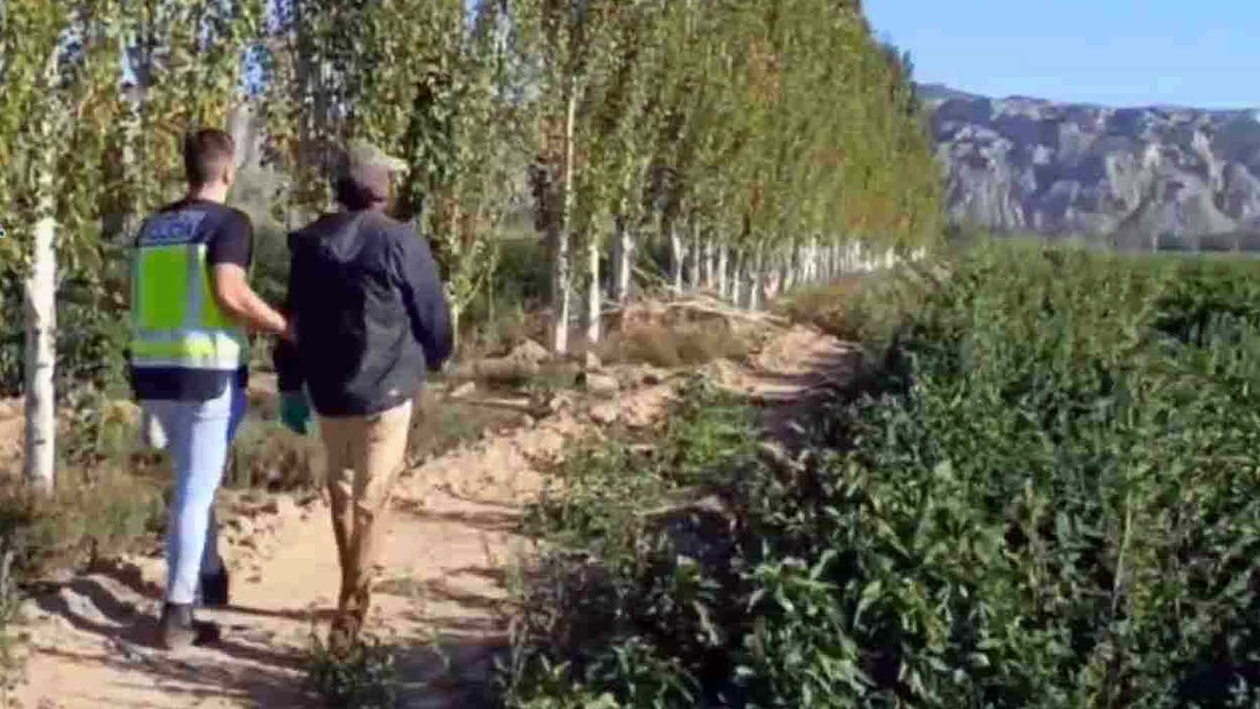 Uno de los trabajadores senegaleses junto a uno de los agentes de la Policía Nacional. POLICÍA NACIONAL