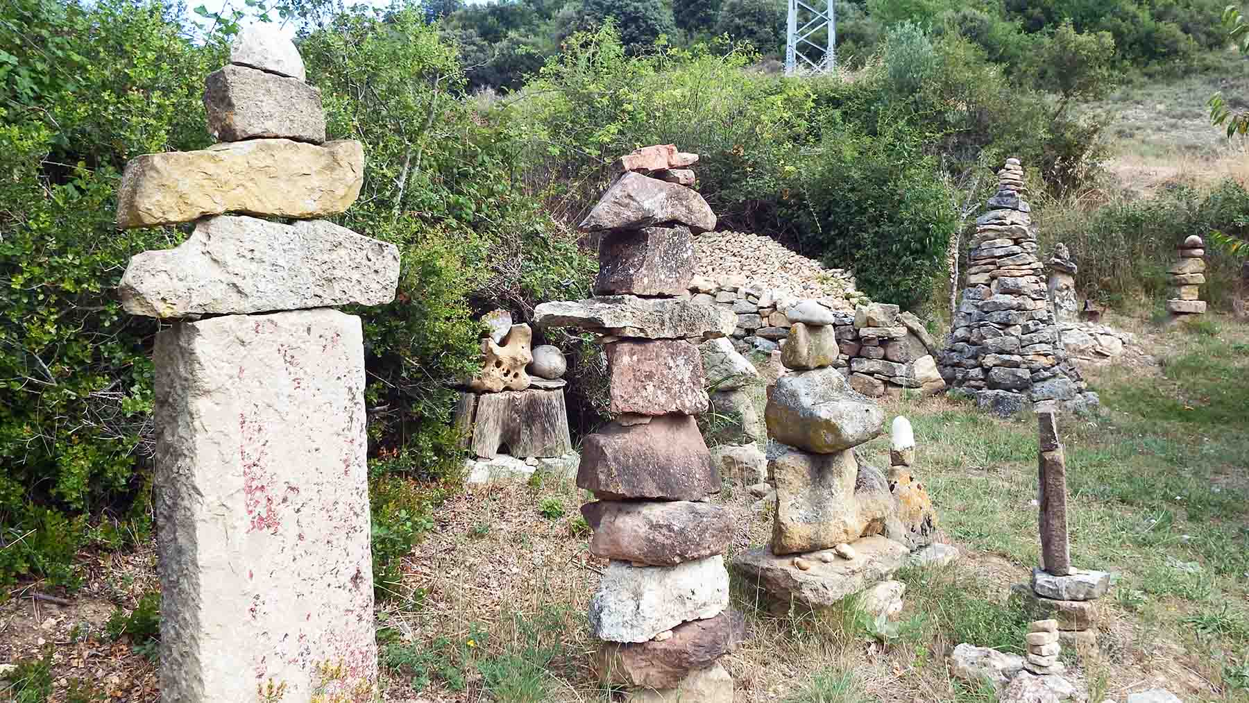 Jardín de piedras y maderas en Murieta. Navarra.com