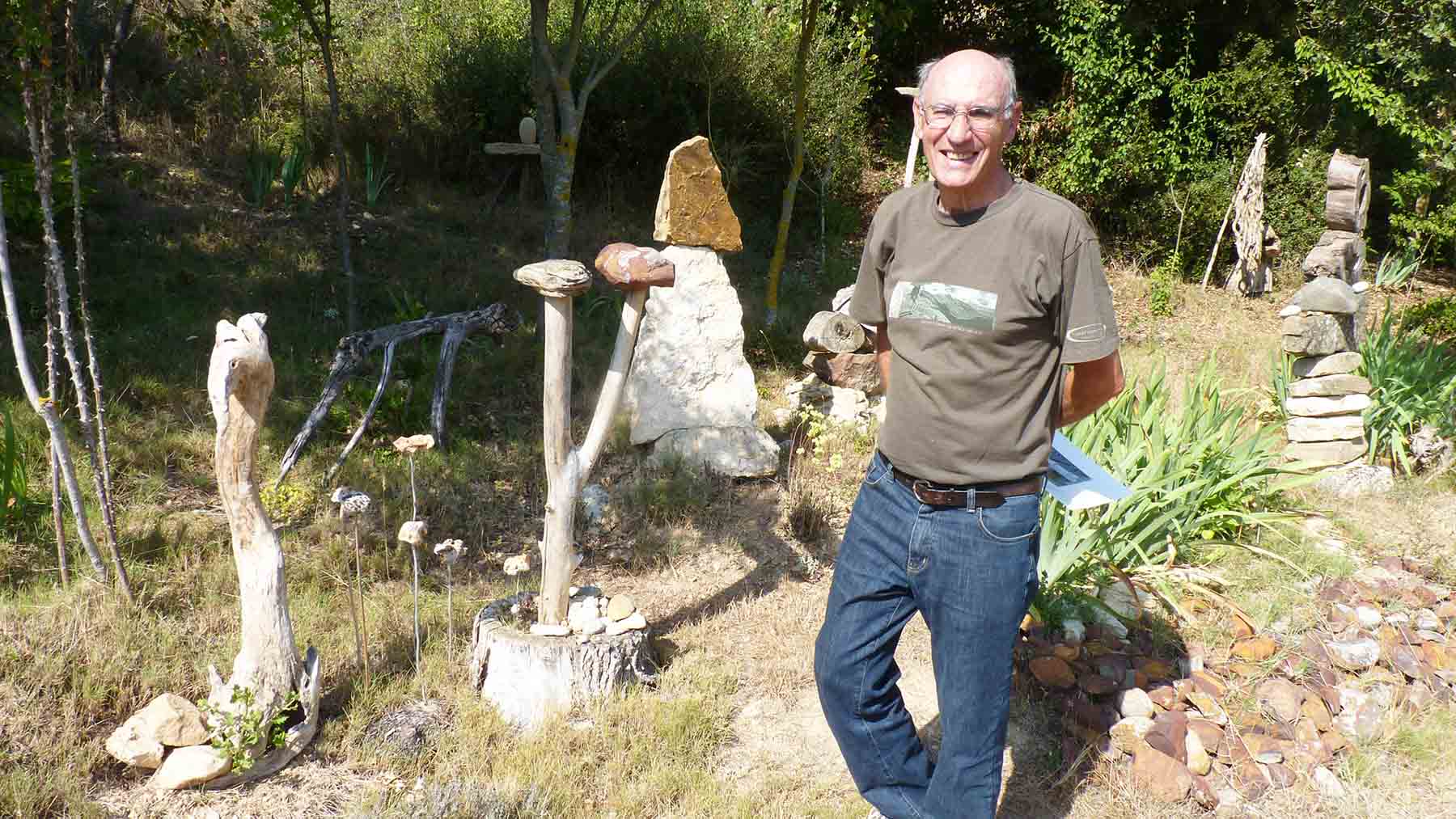 Félix Mari López Casi en su jardín de piedras y maderas en Murieta. Navarra.com