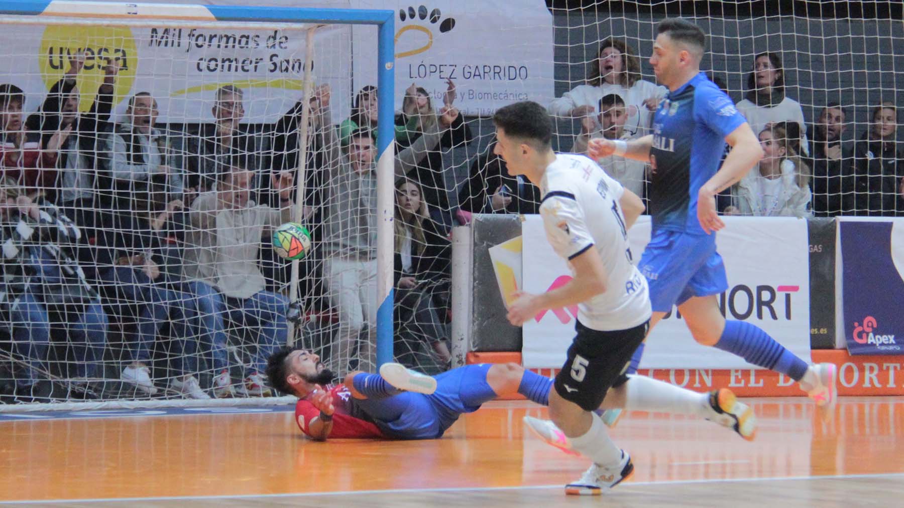 El Ribera Navarra consigue su primera victoria de la temporada ante el Valdepeñas. @RiberaNavarraFS.