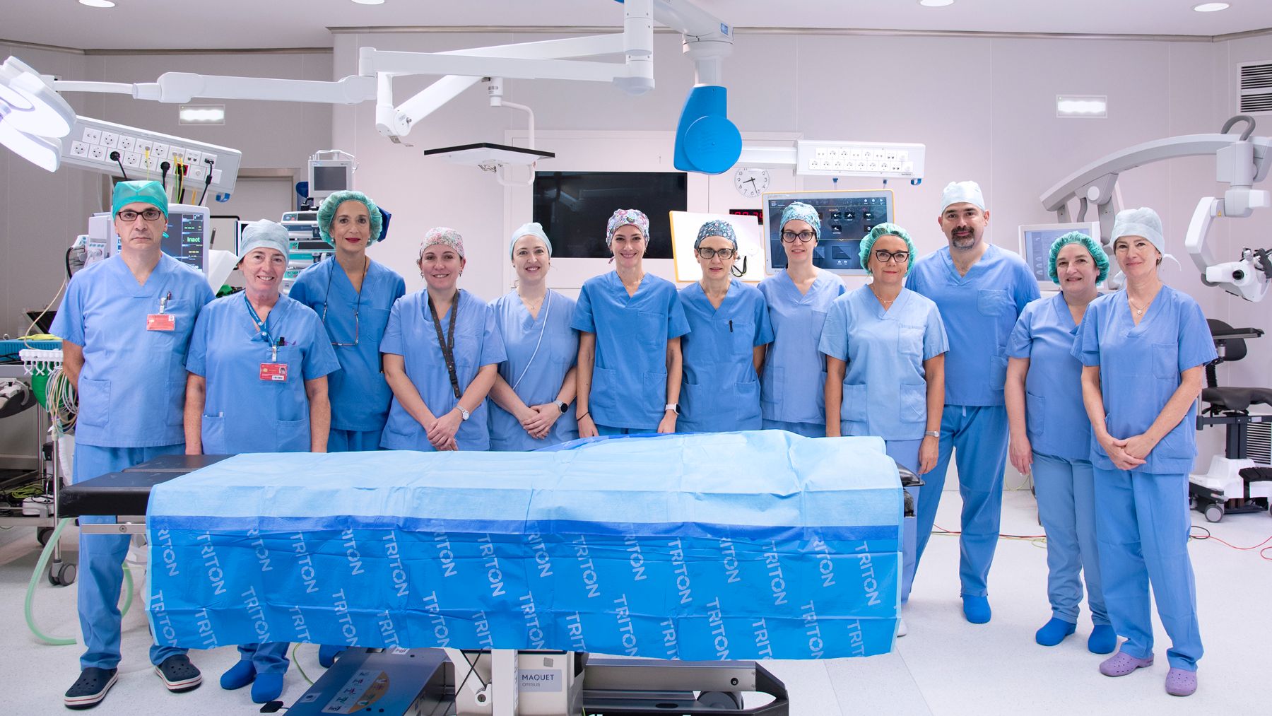 Equipo médico y de enfermería que participó en las dos intervenciones. De izquierda a derecha, Eduardo Larrañeta, Concha Asiain, María Bandrés, Miren Irisarri, Esther Hijosa, Gurutzi Azcona, Idoya Zazpe, Saioa Álvarez de Eulate, Onditz Arechaga, Alejandro Dávila, Coro Zubimendi y Miren Aranguren. CEDIDA