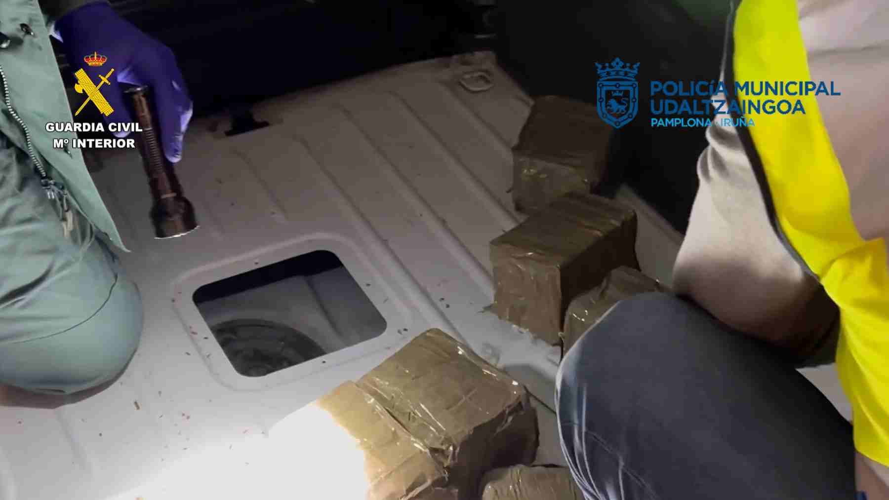 Doble fondo en el que ocultaban la droga. GUARDIA CIVIL de NAVARRA