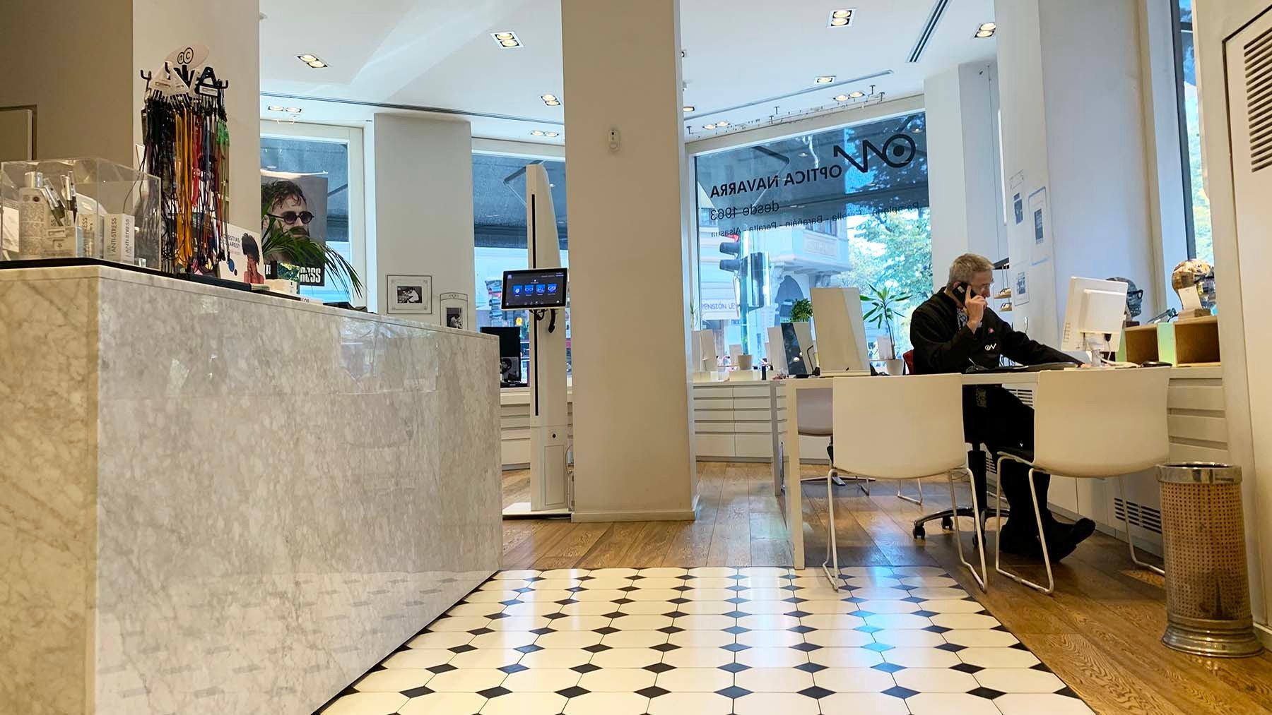 Interior de Óptica Navarra en Pamplona. Navarra.com