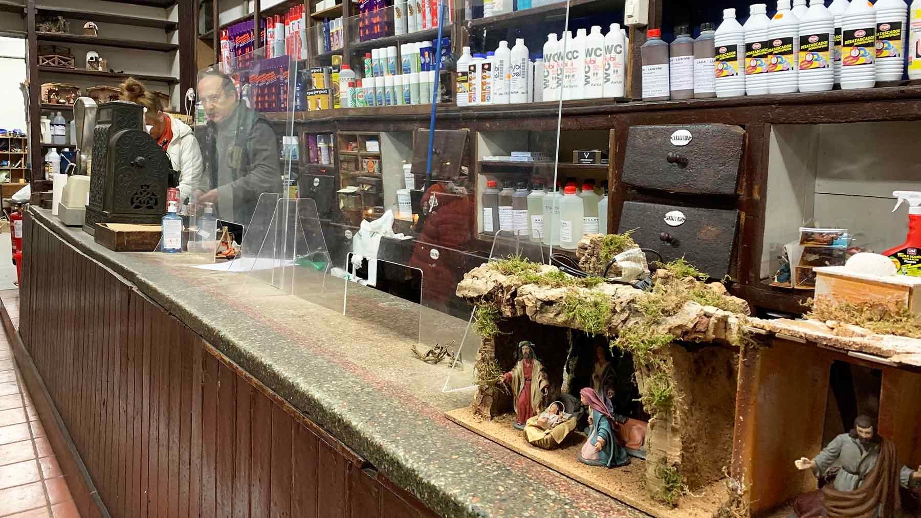 Interior de la droguería Ardanaz en la calle Mayor de Pamplona. Navarra.com