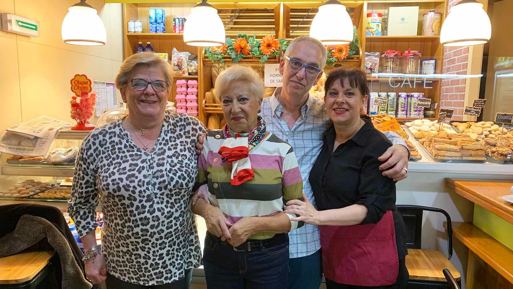 Mari Carmen y Virginia con dos clientes en el interior de la panadería de la Milagrosa en Pamplona. Navarra.com