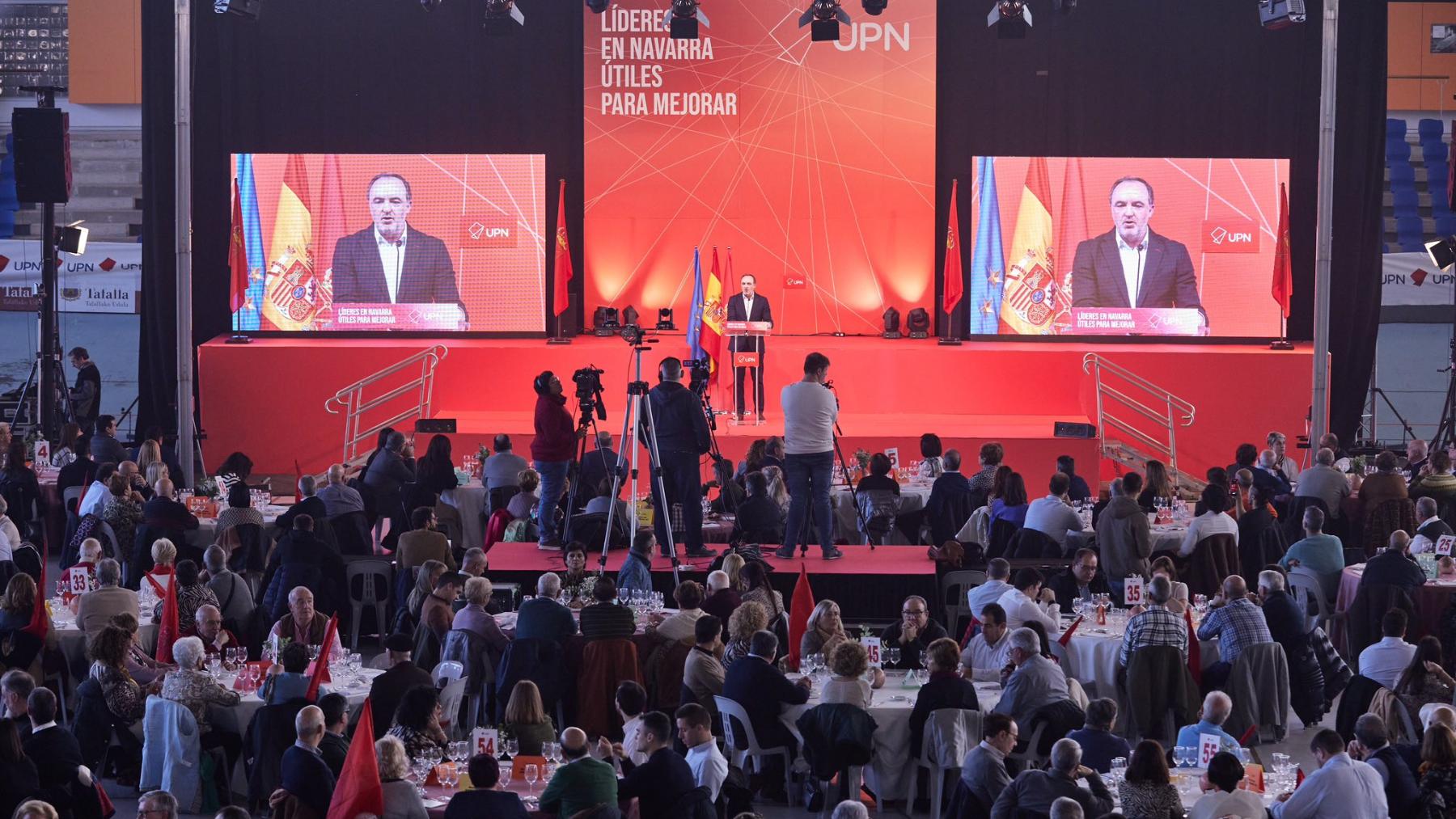 Javier Esparza interviene ante los afiliados durante el Día del Partido de UPN celebrado en el Velódromo Miguel Induráin de Tafalla. CEDIDA