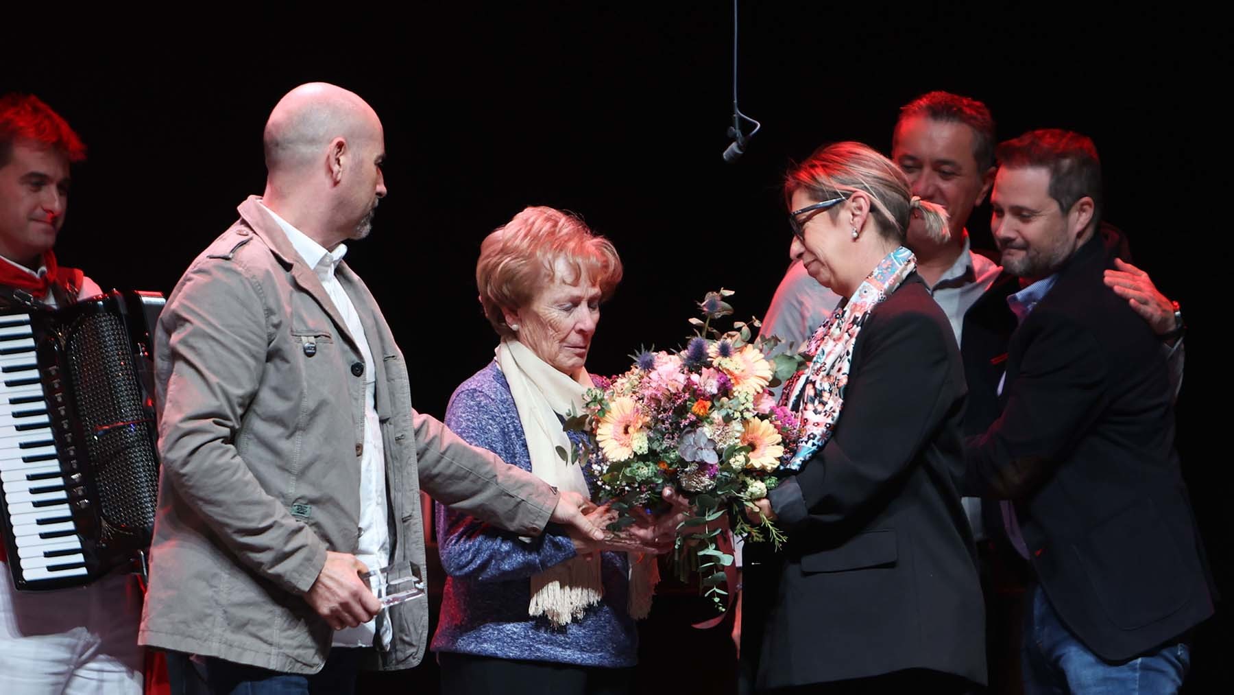 Antes de la entrega de premios se rindió un emotivo homenaje a Luis Les, conocido jotero de Arguedas, recientemente fallecido. Camino Mena, su  viuda, recogió  un obsequio de recuerdo y unas flores que le fueron entregados por la concejal de cultura, Icíar Les.