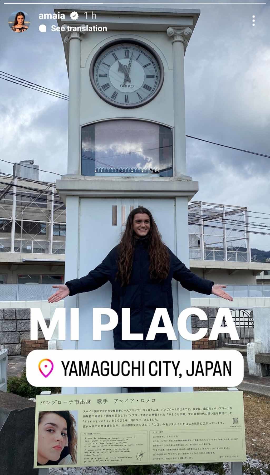 Amaia Romero posa en Yamaguchi, Japón, con su placa dedicada. Navarra.com