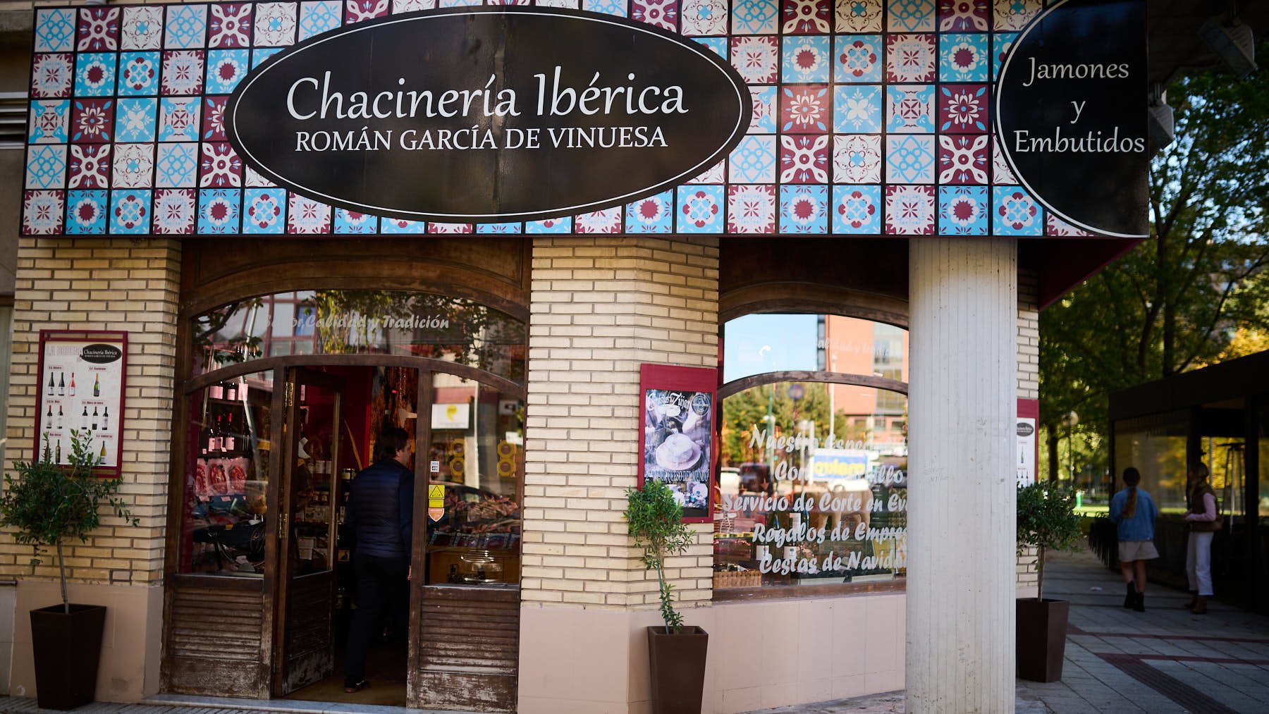 Román García de Vinuesa de la Chacinería Ibérica, en la calle Iturrama, 45. PABLO LASAOSA