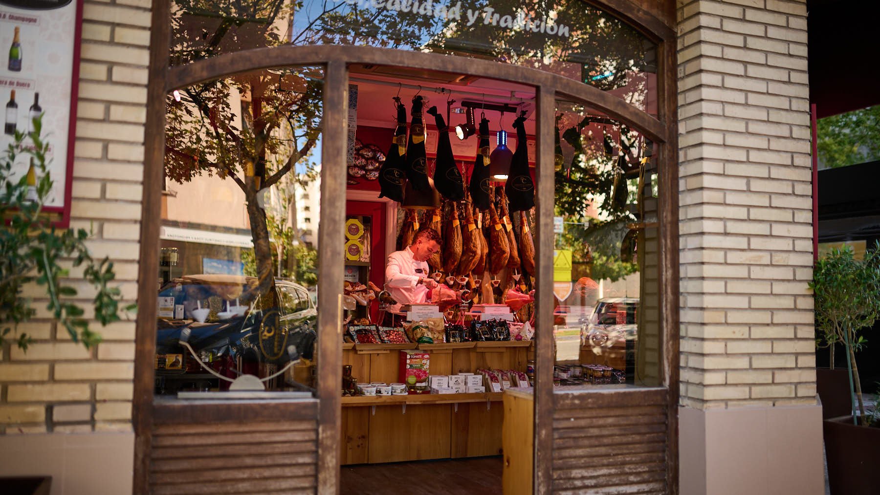 Román García de Vinuesa de la Chacinería Ibérica, en la calle Iturrama, 45. PABLO LASAOSA