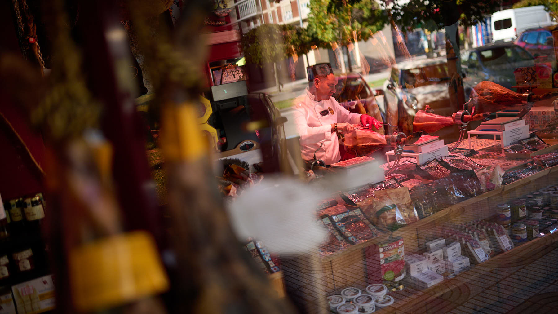 Román García de Vinuesa de la Chacinería Ibérica, en la calle Iturrama, 45. PABLO LASAOSA