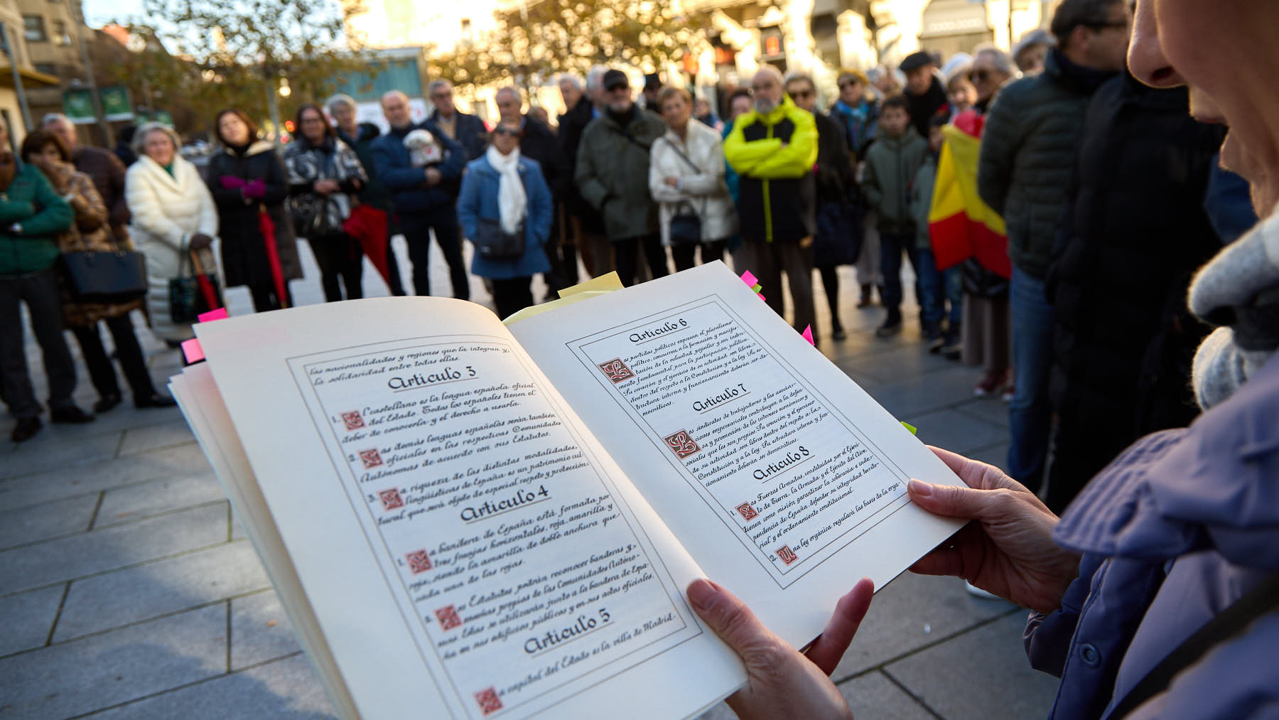 Sociedad Civil Navarra celebra el 45º aniversario del referéndum que aprobó la Constitución española de 1978 con la lectura diferentes artículos de la Carta Magna. IÑIGO ALZUGARAY