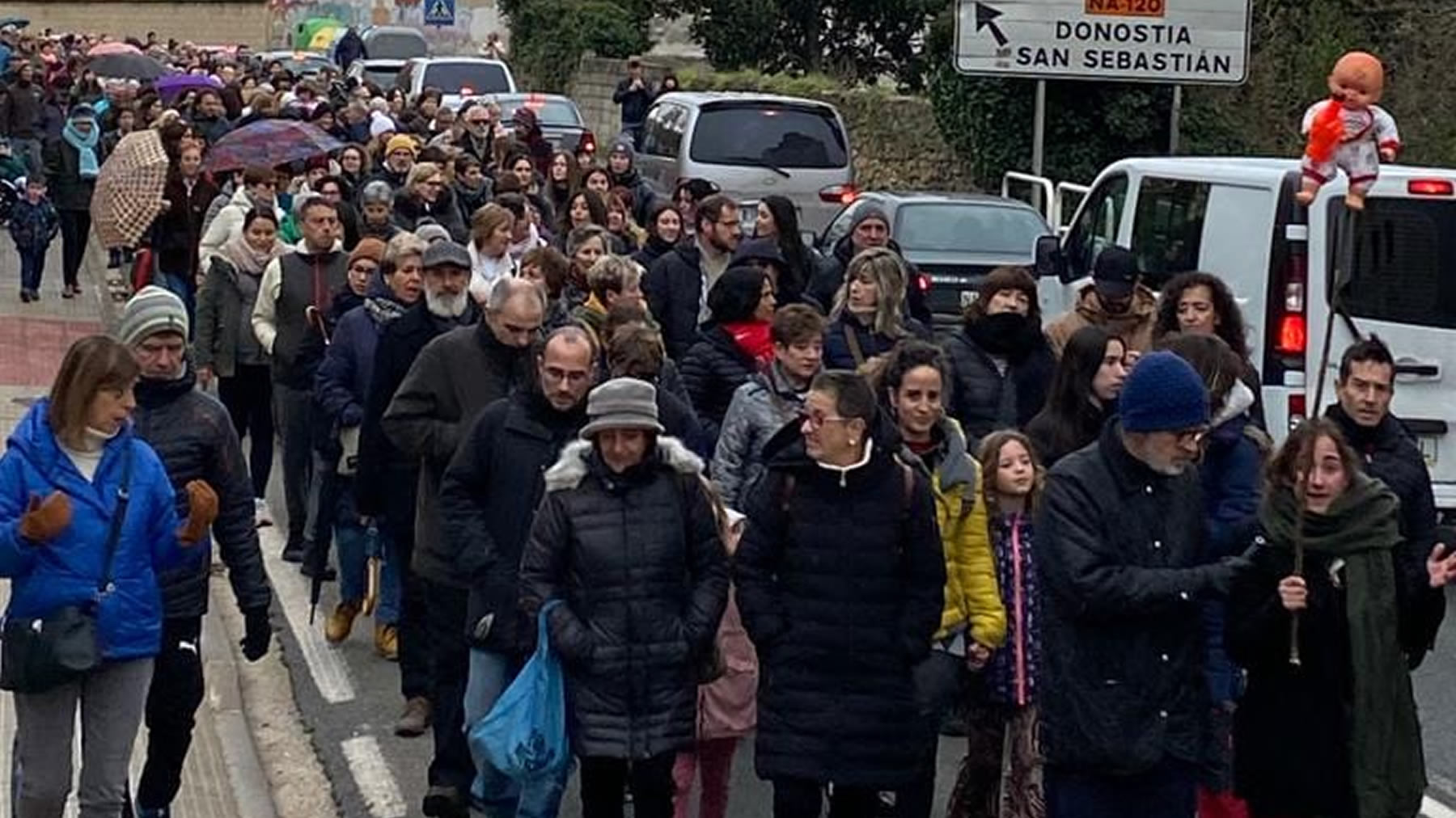 Estella se harta de Chivite y se echa a la calle para protestar por el