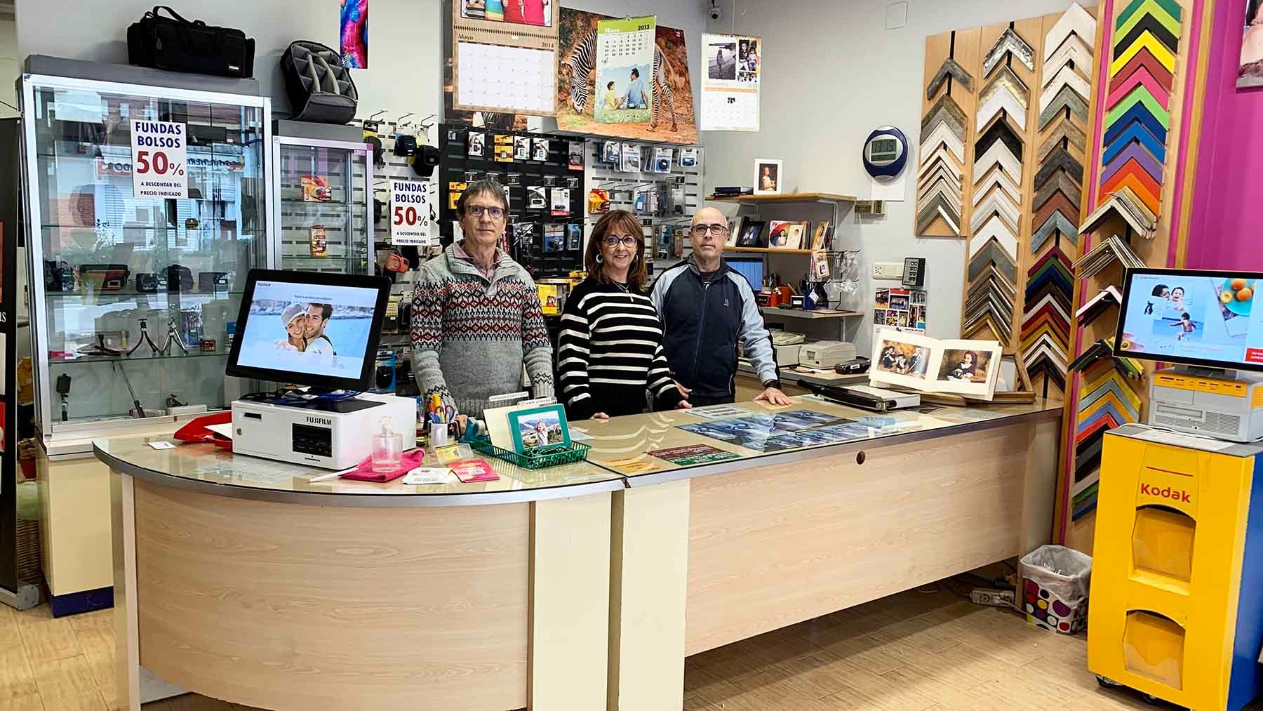 Javier, Mirentxu y José Ángel en la tienda Foto Avenida de pamplona. Navarra.com