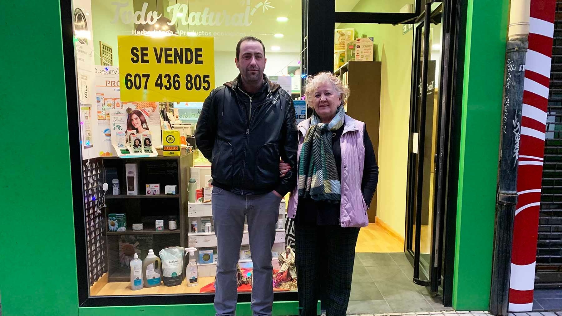 Xabier Sanz y su madre María Jesús delante de la herboristería 'Todo Natural' en Pamplona.