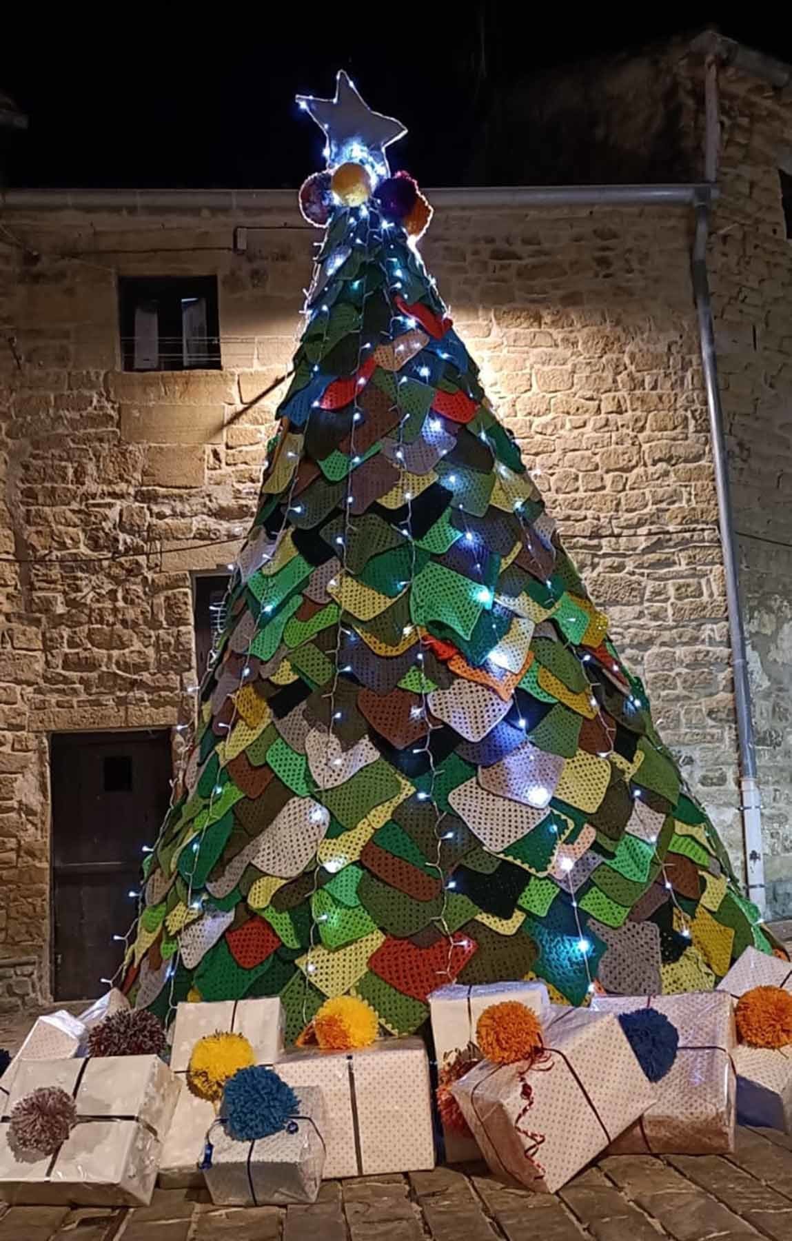 El árbol de ganchillo de Ujué mide tres metros de alto y dos metros de diámetro. CEDIDA