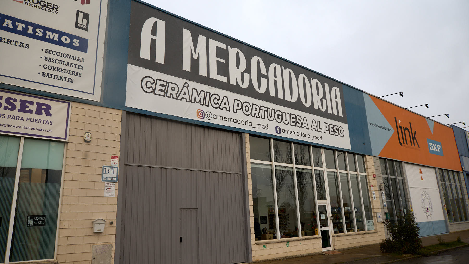 Tienda de venta de vajilla al peso 'A Mercadoria' en la Calle D, 9 de Polígono de Talluntxe. IÑIGO ALZUGARAY