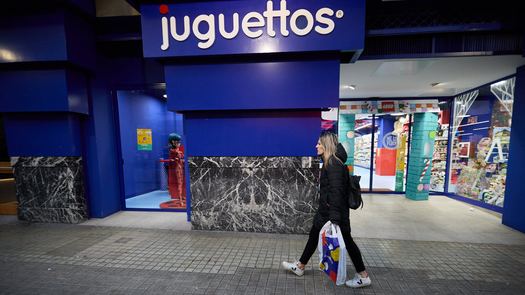 Compras navideñas en Pamplona. IÑIGO ALZUGARAY
