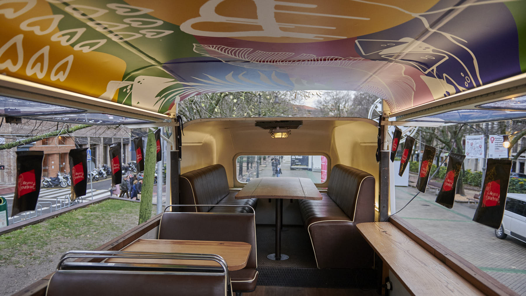 Imanol Perotxena invita a subir al autobús de Basque Truck, ubicado en el paseo de Sarasate. IRANZU LARRASOAÑA