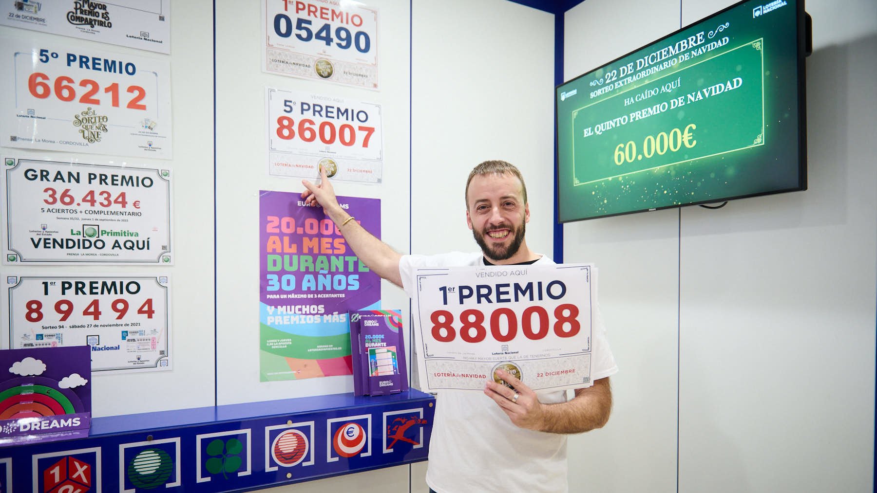 Adolfo Mendizabal, de la lotería de La Morea, donde ha caído El Gordo del sorteo de la lotería de Navidad. PABLO LASAOSA