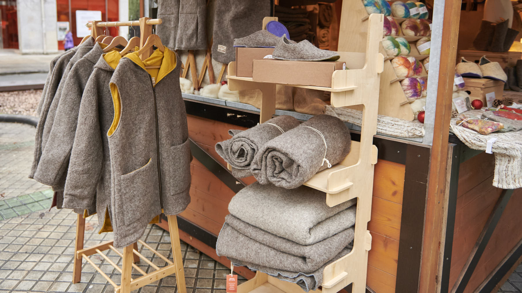 Alain Flores atiende en el puesto de Artal, un negocio de artesanía dedicado a la elaboración de productos hechos con lana. IRANZU LARRASOAÑA