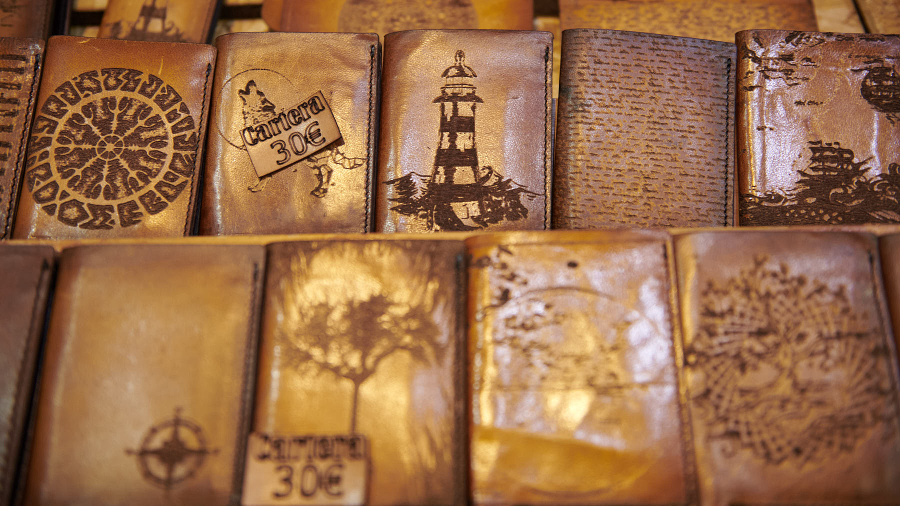 Amaia Elorza en el puesto del taller Hieros en la Feria de Navidad de la Plaza de Toros de Navarra. IRANZU LARRASOAÑA