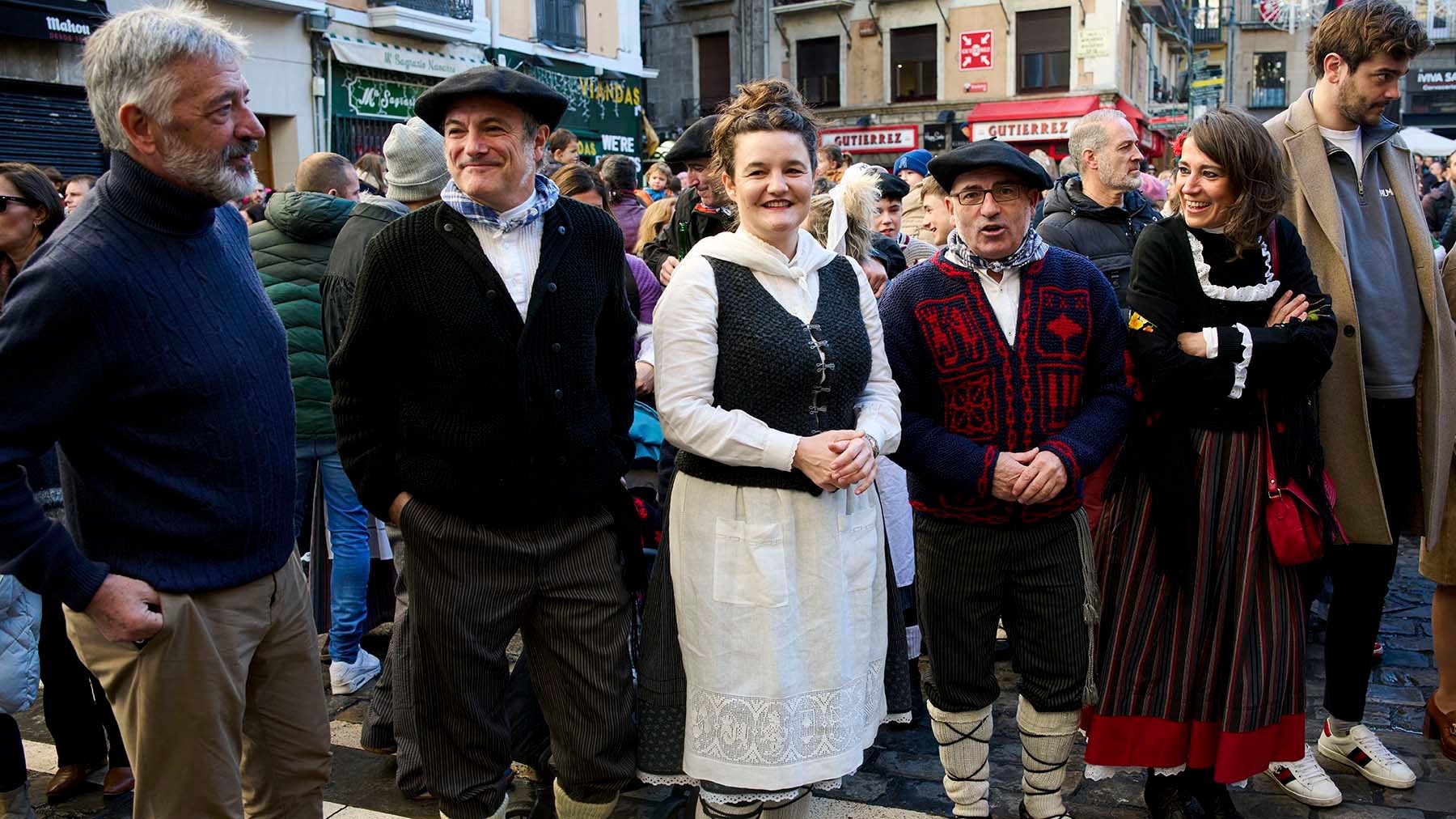 PAMPLONA, 24/12/2023.- (De izq a der) Los concejales del Ayuntamiento de Pamplona Koldo Martínez y Mikel Armendáriz, de Geroa Bai, y Aitziber Campión, Joxe Abaurrea y Maider Beloki, de EH Bildu, esperan la salida del carbonero vasco al balcón del Ayuntamiento de Pamplona este Domingo. Olentzero ha entrado este domingo por primera vez en el Ayuntamiento de Pamplona, donde ha saludado desde el balcón a las numerosas personas congregadas en la Plaza Consistorial y ha deseado una feliz Navidad a niños y mayores. EFE/Iñaki Porto