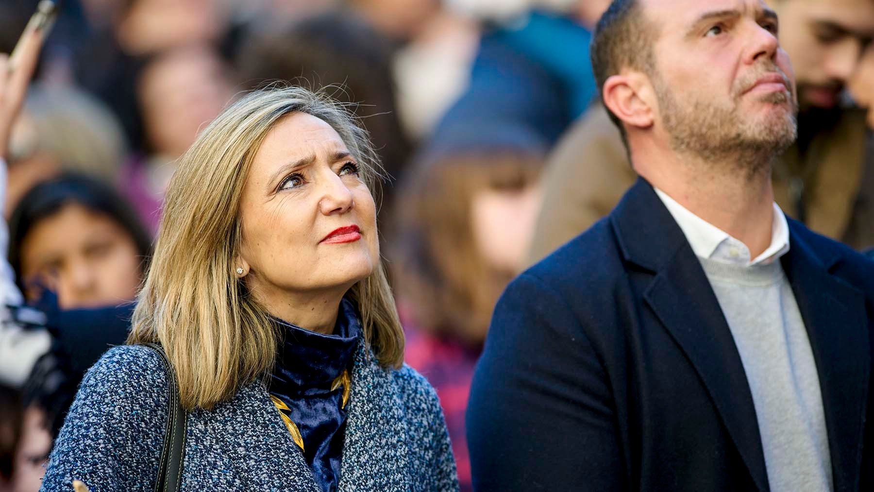 La alcaldesa de Pamplona, Cristina Ibarrola (i), y el concejal de UPN Raúl Armendariz (d) escuchan a Olentzero, que ha entrado este domingo por primera vez en el Ayuntamiento de Pamplona, donde ha saludado desde el balcón a las numerosas personas congregadas en la Plaza Consistorial y ha deseado una feliz Navidad a niños y mayores. EFE/Iñaki Porto
