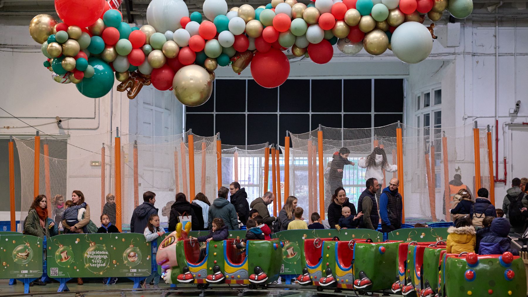 La antigua estación de autobuses acoge un espacio navideño gratuito con camas elásticas, trenecito infantil, un ajedrez gigante, futbolines y zona de juegos. CEDIDA