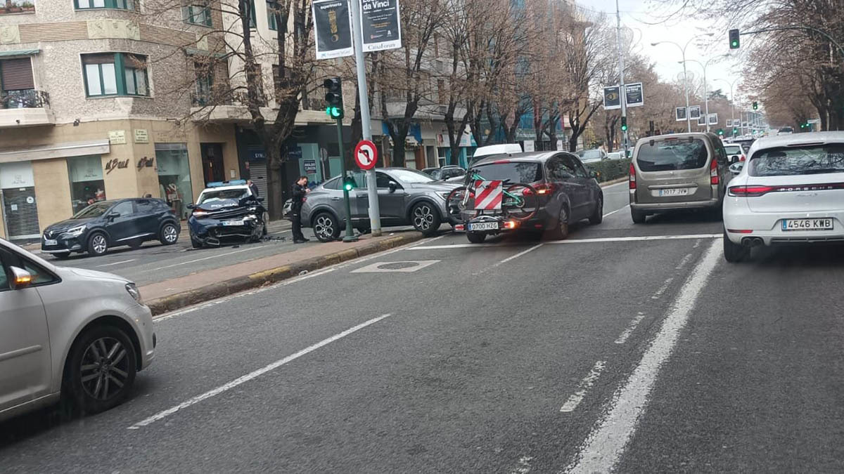 Accidente de un coche de Policía Nacional con otro vehículo en el centro de Pamplona. NAVARRA.COM