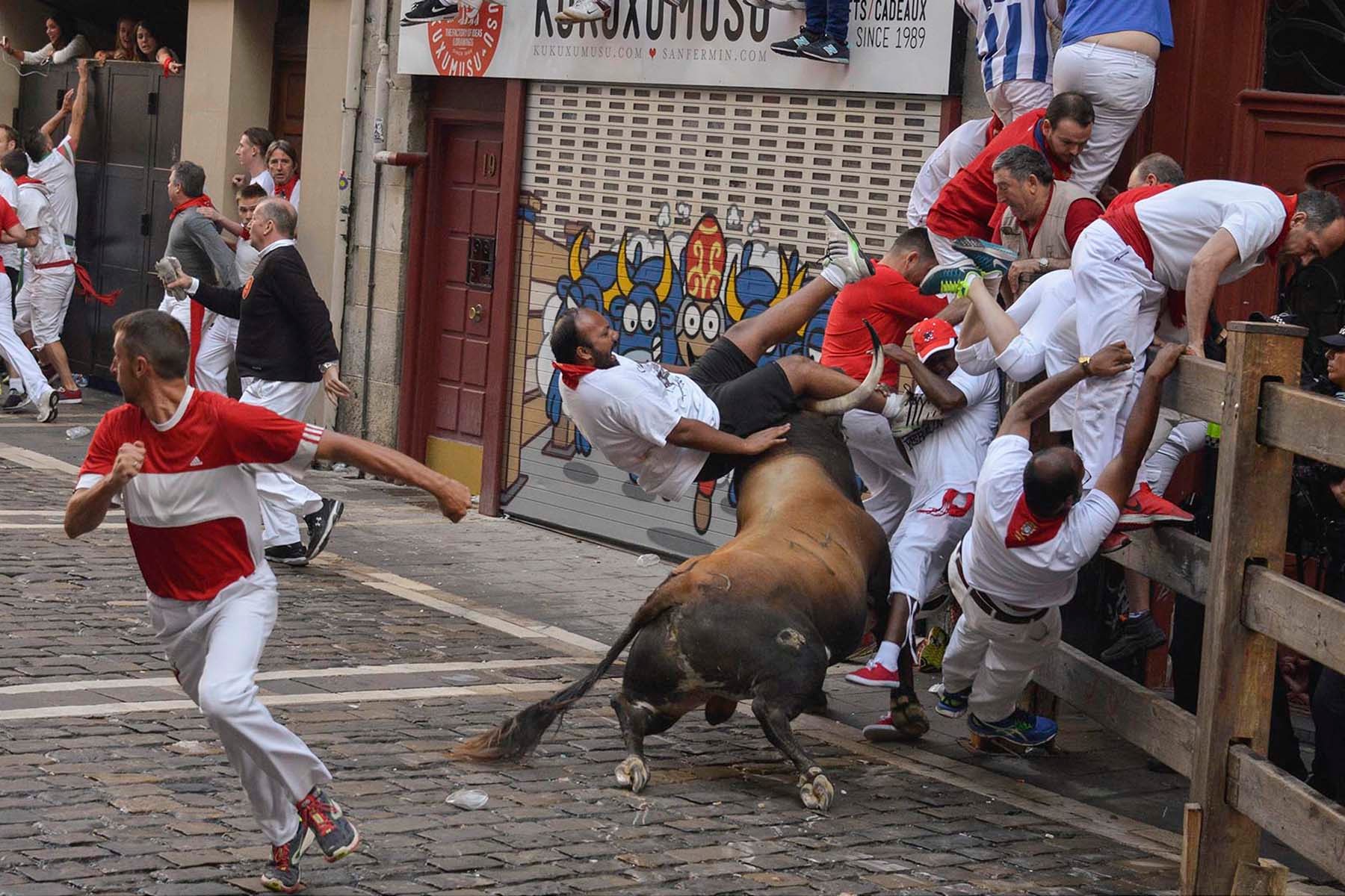 08/07/2016 Un toro de Cebada Gago protagonizó este espectacular incidente (Foto John Kimmich Javier, cortesía del autor)